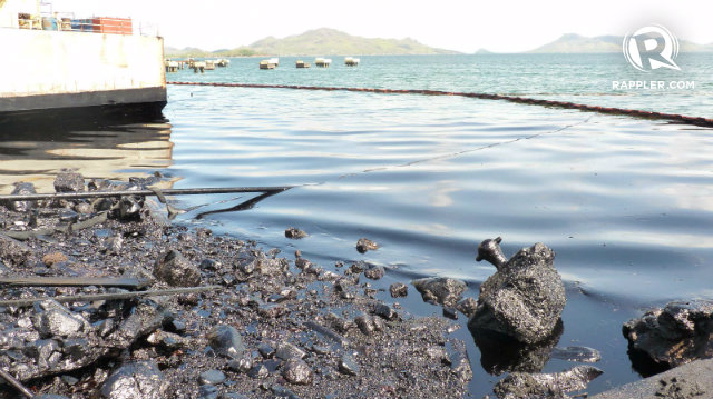 CRITICAL LEVEL. Iloilo oil spill sets air toxicity to critical levels. Photo by Ana P. Santos