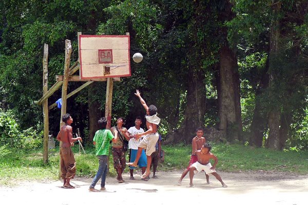 FAVORITE SPORT. The Batak boys love to play basketball. Photo by Henson Wongaiham