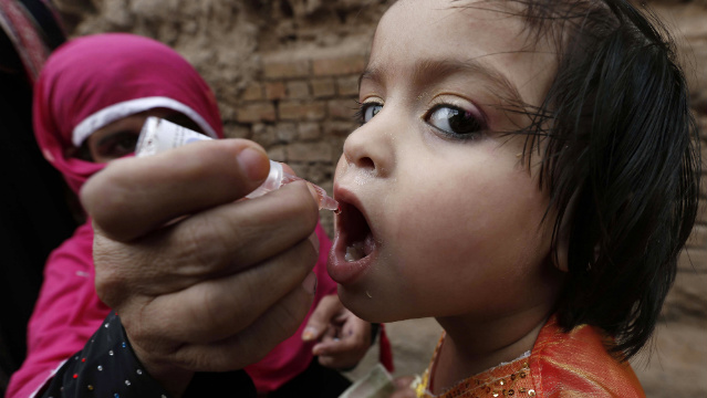VACCINE. A polio worker administers polio vaccine to a child, in Peshawar, the provincial capital of Khyber-Pakhtunkhwa province, Pakistan, 24 October 2013. File photo by Arshad Arbab/EPA