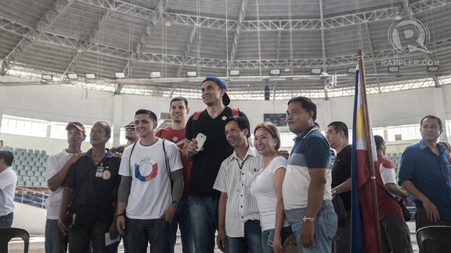 PBA STARS. PBA players Mark Caguioa, Jimmy Alapag, Asi Taulava, and Danny Seigle visit Yolanda victims at Tacloban with PBA Commissioner Chito Salud. Photo by Carlo Gabuco