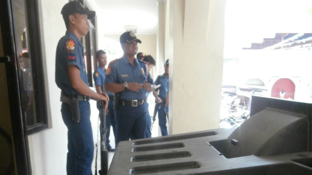 WELL-GUARDED. Police officers surround the COMELEC office as the PCOS machines are being unloaded. 