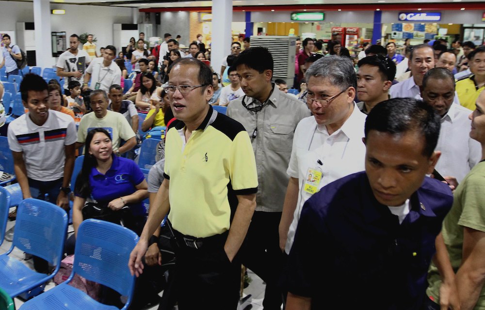 INSPECTION. President Benigno Aquino III conducts an inspection of passenger terminals on the eve of the Holy Week rush on April 16, 2014. Malacanang photo bureau