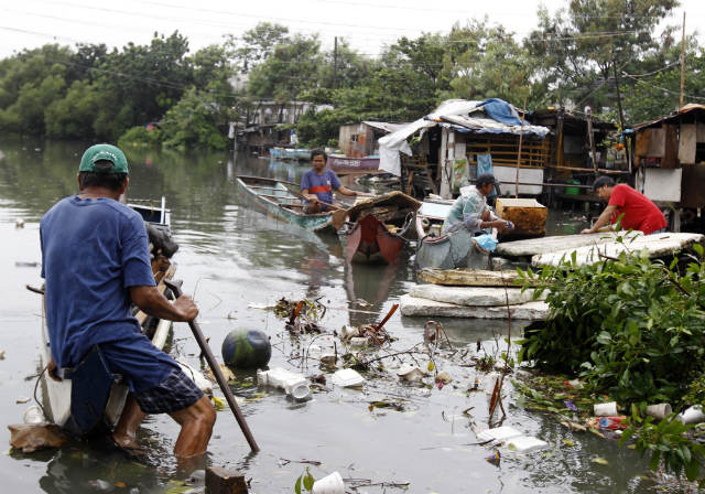 DANGER ZONES. The Parañaque city government begins talks with informal settler families as the national government's relocation and flood control plan kicks in. Photo by EPA/Francis R. Malasig 
