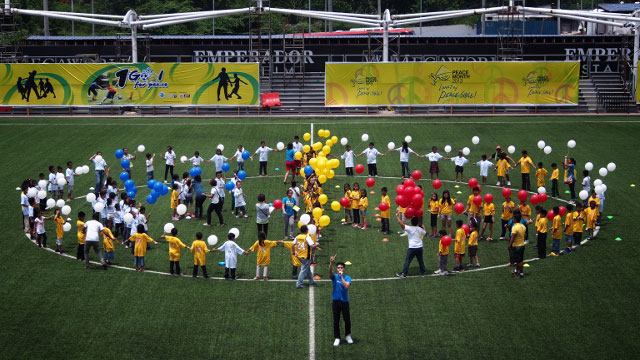 PLEDGE. Elmo and the Azkals together with the kids form a peace circle