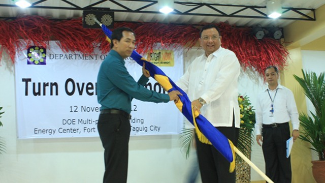 TURNOVER. Changing of the guard at the Department of Energy (DOE). Former Energy Secretary Rene Almendras (right) and current energy chief Jericho Petilla (left) in a turnover ceremony on November 11, 2012. Photo courtesy of DOE