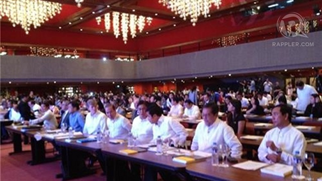 OPTIMISTIC. Over 1,200 attendees of the bi-annual Philippine economic briefing tackle the elephants in the room: the Zamboanga crisis and the pork barrel scandal. Photo by Rappler