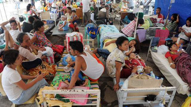 AFTER THE QUAKE. Survivors of the quake in Tagbilaran, Bohol, rest in a shelter on a hospital parking lot. AFP PHOTO / Jay DIRECTO