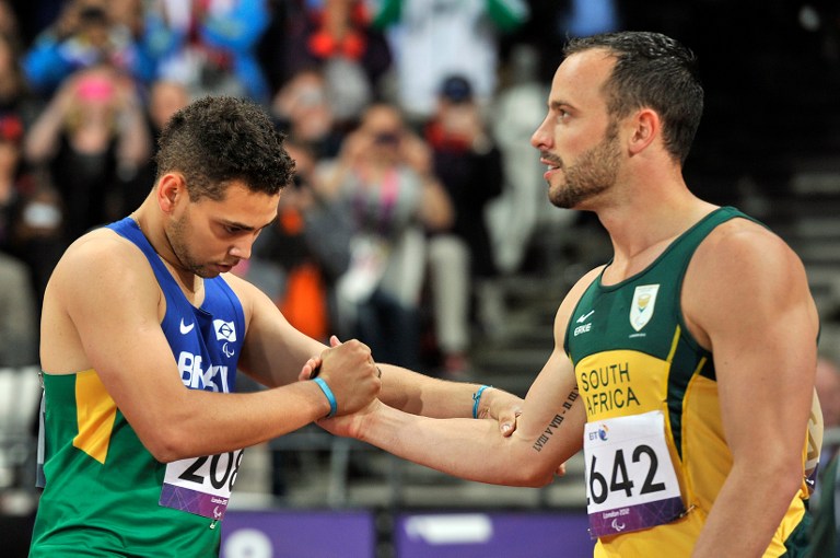 DETHRONED. South Africa's Oscar Pistorius (R) shakes hands with Brazil's Alan Fonteles Cardoso Oliveira (L) after competing in the Men's 200m T44 Final athletics event during the London 2012 Paralympic Games at the Olympic Stadium in east London, on September 2, 2012. AFP PHOTO / GLYN KIRK