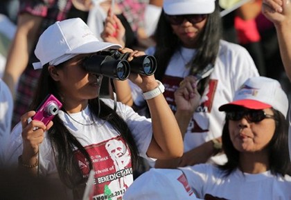 ATTENDING MASS. Filipino woman looks through her binoculars as she attends a mass led by Pope Benedict XVI in Beirut's waterfront on September 16, 2012, on the final day of his visit to Lebanon. Pope prayed that leaders in the Middle East work toward peace and reconciliation, in his homily at an open-air mass where an estimated 350,000 people attend. Photo by AFP
