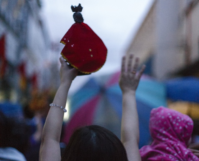 ALL PRAISE. A lady raises her Sto. Niño statue during the procession. Photo by Jon Cabiles