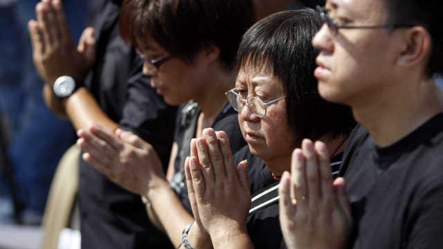 STILL WAITING. In this 2011 file photo, relatives of the 8 dead Hong Kong nationals attend a ceremony at the Quirino grandstand, the site of the hostage-taking tragedy. File photo by EPA/Dennis M Sabangan