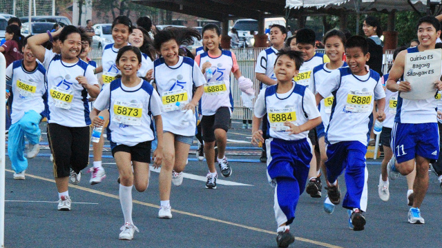 Public elementary school students from Quezon City, Paranaque, and Valenzuela were joined by Ateneo de Manila’s student volunteers and athletes in last year’s Run to Feed at the Ateneo de Manila University.