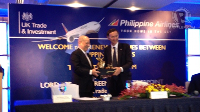 RENEWAL OF TIES. Philippine Airlines president Ramon Ang (left) and UK trade minister Lord Stephen Green(right) exchange gifts to mark the local carrier's return to London after 15 years. Photo by Lala Rimando/Rappler