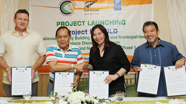 REBUILD LAUNCH. Climate Change Commission Sec Lucille Sering (2nd from right) forges agreement with Iloilo Gov Arthur Defensor(2nd from left) to make Iloilo a disaster-resilient province through Project ReBUILD. New Zealand Ambassador Reuben Levermore and United Nations Development Program Philippines Country Dir Toshihiro Tanaka witness the signing. Photo by Climate Change Commission