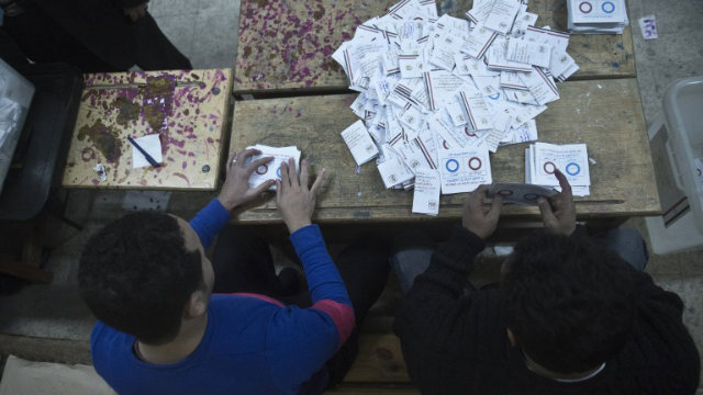 REFERENDUM. Polling station officials count ballots in the Egyptian capital Cairo on January 15, 2014 at the end of the second day of voting in a referendum on a new constitution. Photo by Khaled Desouki/AFP 