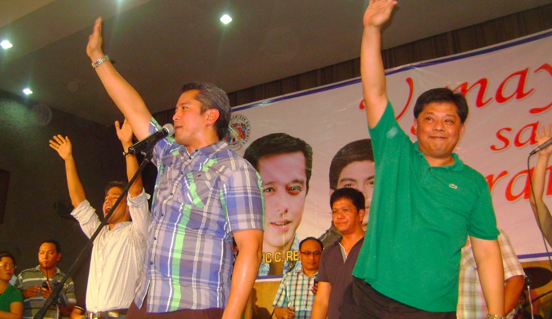 REMULLA BROTHERS. Cavite Governor Jonvic Remulla (middle) and brother Boying Remulla (right)