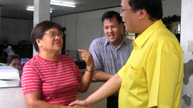 NAGA CITY VISIT. Mayor Jesse Robredo shows then Senator Benigno Aquino III around the city during a visit in September 2009. (Photo from Robredo's Facebook account) 