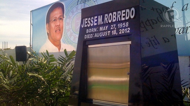 The pedestal urn crypt that will serve as the final resting place for the remains of DILG Secretary Jesse Robredo