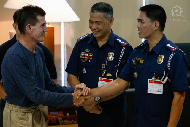 FREE MAN. Kidnapped Australian national Warren Rodwell is greeted by Philippine National Police officials as he arrives in NAIA 2 in Manila March 25, 2013. The Abu Sayyaf released Australian Warren Rodwell, more than 14 months after kidnapping him from his home in Zamboanga. RAPPLER/John Javellana