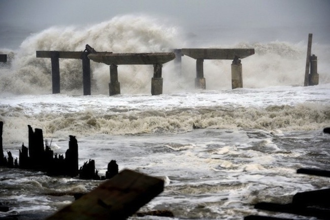 Waves crash against a previously damaged pier before landfall of Hurricane Sandy October 29, 2012 in Atlantic City, New Jersey. TOPSHOTS / AFP PHOTO/Stan HONDA
