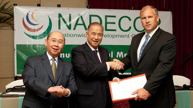 DEAL SEALED. The King-king copper-gold mining project proceeds. Sealing the deal are (L-R) Nadecor chair Roberto Romulo, Nadecor president Conrado Calalang and St. Augustine CEO Andrew J. Russell. Photo courtesy of Nadecor