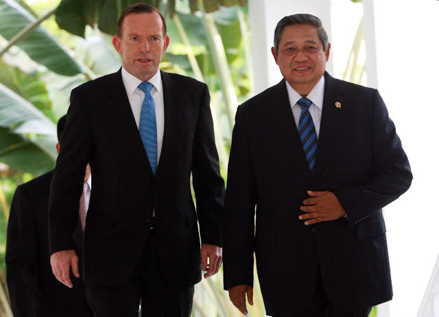 BILATERAL RELATIONS. Australia's Prime Minister Tony Abbott (L) walks with Indonesia's President Susilo Bambang Yudhoyono as he arrives for a meeting in Batam, Indonesia, on June 4, 2014. File photo by EPA