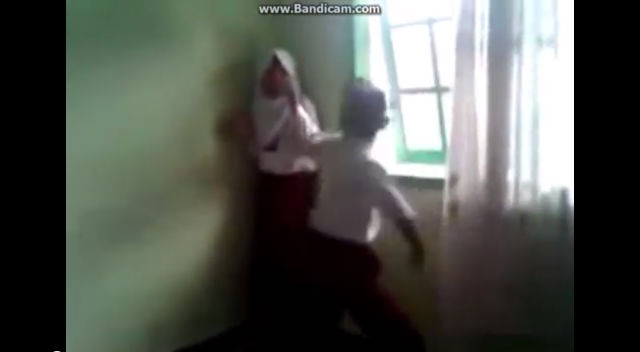 VIRAL VIDEO. Screen grab from a video on YouTube showing primary school students beating up a female classmate in Bukittinggi, West Sumatra. 