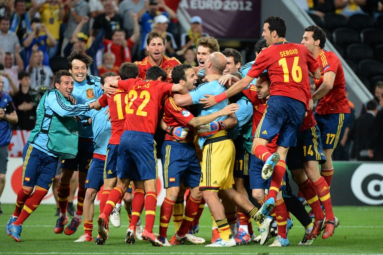 VIVA ESPAÑA! Spain defeats Portugal 4-2 on penalties to advance to the Euro 2012 finals for a chance to defend their title. Agence France-Presse.