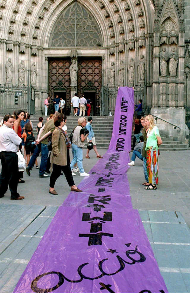 PRO-ABORTION. Spanish feminist organization "Violet" unroll a banner on the Barcelona Cathedral square defending the extension of the abortion law in Spain, 21 September 1998. File photo by Andreu Dalmau/EPA