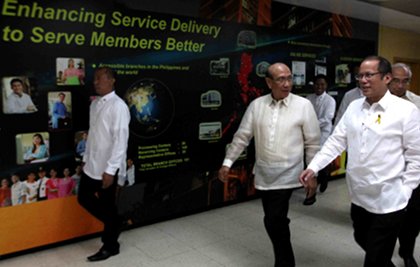 TRUST AND RESPECT. President Aquino tells SSS employees to keep trust of pension fund members whose funds they are managing. In this Malacañang photo, SSS chairman Juan Santos tours President Aquino around the agency's Quezon City office