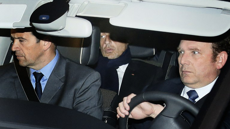 CASH ENVELOPES. Former French president Nicolas Sarkozy (middle) leaves Bordeaux' courthouse after a hearing. Sarkosy is accused of accepting envelopes stuffed with cash from L'Oreal heiress Liliane Bettencourt to illegally finance his 2007 election campaign.  AFP PHOTO / PATRICK BERNARD