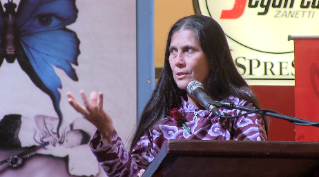 PEMBAKARAN BUKU.  Lim berbicara pada peluncuran bukunya 'Butterfly People' di The Podium di Ortigas pada tanggal 30 April 2012.
