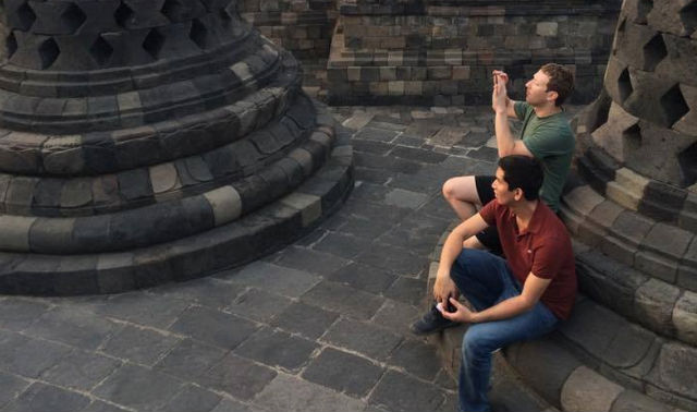 Seorang turis asal Amerika Serikat, bernama Mark Zuckerberg, mengambil foto saat berada di lingkungan Candi Borobudur. Foto dari Facebook/Adityasinh Raol