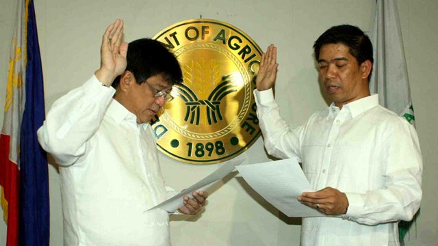 NEW NFA CHIEF. Agriculture Secretary Proceso J. Alcala (left) swears into office 38-year old Orlan Agbin Calayag (right), who was recently appointed by President Benigno S. Aquino III as the new administrator of the National Food Authority. Photo courtesy of the Agriculture Department 