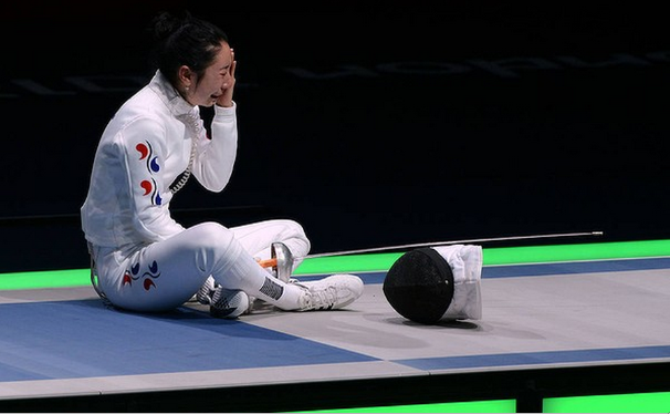 Pemain anggar Olimpiade yang menangis menolak untuk berhenti setelah kekalahan kontroversial
