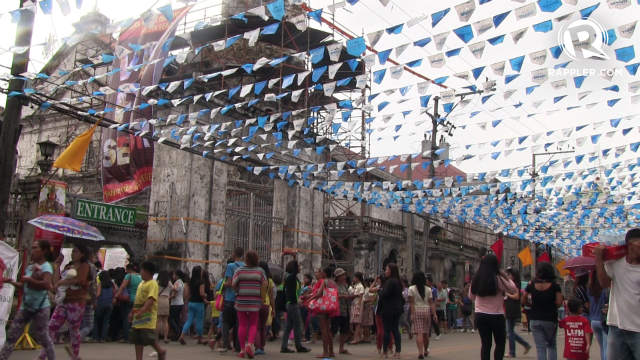 PIT SENYOR. Mass goers attend the first day of the Novena mass for the feast of the Senyor Santo Nino in the Basilica del Santo Niño, which was damaged during the Visayas earthquake. Photo by Bea Cupin/Rappler