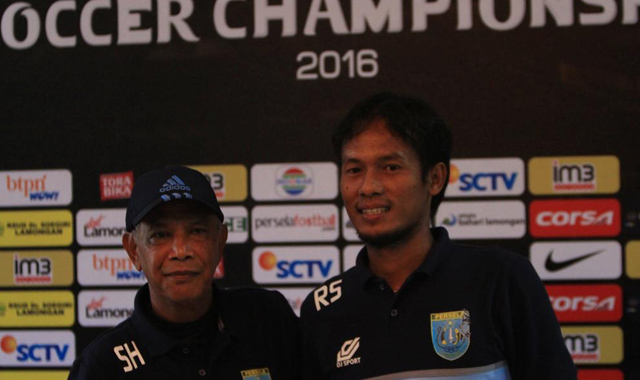 Sutan Harhara (kiri) saat masih menjabat pelatih Persela Lamongan. Foto: Akun Twitter resmi Persela Lamongan. 
