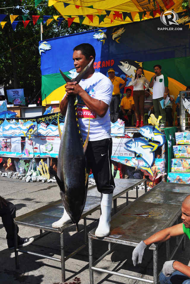 WINNER. Jeffrey Galvez Jr. carried a 37-kg tuna by the tail for almost two minutes