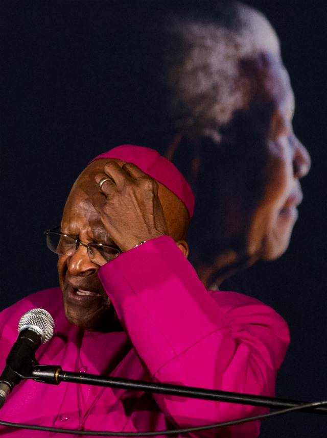 REMEMBRANCE. Archbishop Desmond Tutu addresses a crowd during a remembrance ceremony for the late Nelson Mandela, 09 December 2013. Photo by Ian Langsdon/EPA