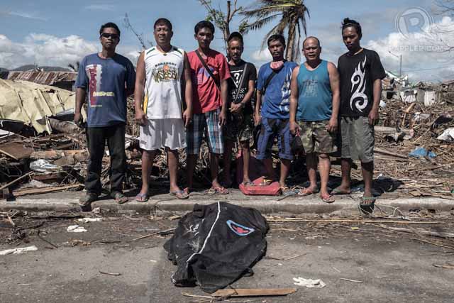THE BODY HUNTERS. Volunteers of Village 88 say they would do more if they had the means. Photo by Carlo Gabuco