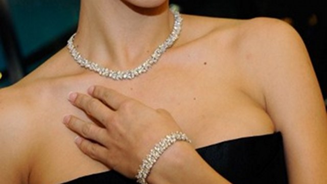 STOLEN JEWELRIES. A model is shown here wearing jewelries from Tiffany where a former executive allegedly stole items before she left. Photo by AFP
