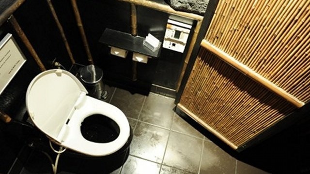 INTIMATE TURNS SOCIAL. Time spent in the toilet becomes longer due to social media use. Photo by AFP