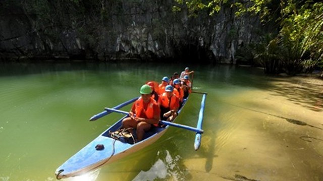 ONE MILLION. This 2012, the Philippines is targeting one million tourists from South Korea. This AFP photo shows tourists visiting the Puerto Princesa Subterrarean River National Park in Palawan. 