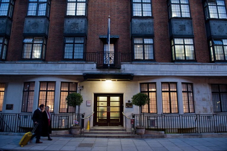 Pedestrians walk past the door of the King Edward VII hospital in central London on December 8, 2012 a day after Jacintha Saldanha, a nurse at the hospital, was found dead at a property close by. AFP PHOTO / WILL OLIVER