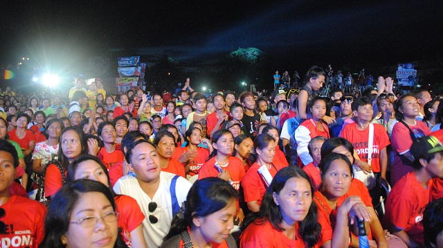COLORFUL CROWD. Supporters in different colors of T-shirts show support for UNA candidates. Photo by Maniya Cabangal