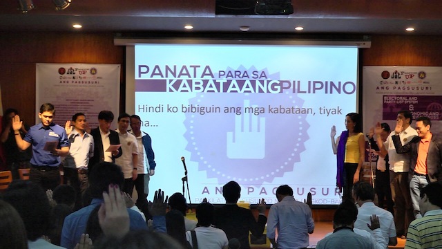 OATH. Senatorial candidates present at the debate in the University of the Philippines on January 18, 2013 sign a pledge listing their electoral promises to the youth. File photo