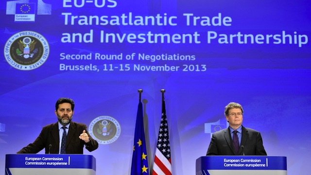 EU chief negotiator Ignacio Garcia Bercero (L) and US chief negotiator Dan Mullaney (R ) give a joint press conference after the second round of negotiations for the Transatlantic Trade and Investment Partnership (TTIP) on November 15,2013 at the EU Headquarters in Brussels. AFP PHOTO /GEORGES GOBET