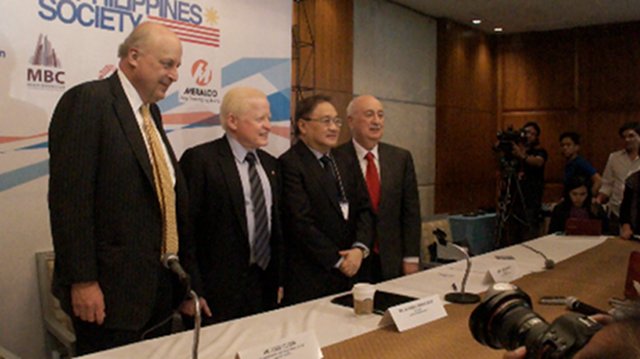 CLOSER TIES? Former American ambassador to the Philippines John Negroponte, Philippine Ambassador to the United States Jose Cuisia, local business magnate Manuel V. Pangilinan and Ambassador John F. Maisto discuss the results of a U.S. business delegation in the Philippines during a press conference at Tower Club in Makati on Thursday, January 24. Photo by Katherine Visconti.