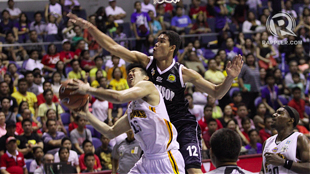 STAR PLAYER. Adamson's Harry Petillos tries to prevent UST's Jeric Teng from scoring a basket. 