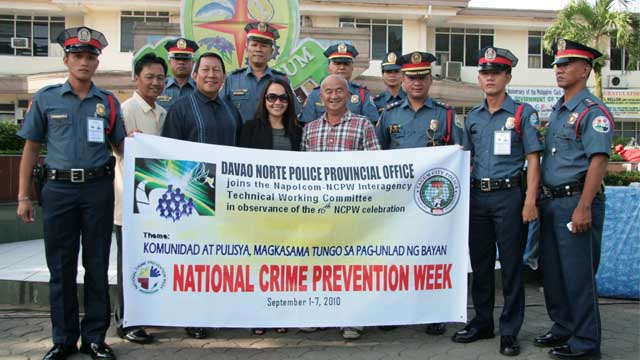 THE MAYOR. Former Mayor Rey Uy is seen posing with policemen in this photo uploaded on 8 Oct 2010 on his Facebook page